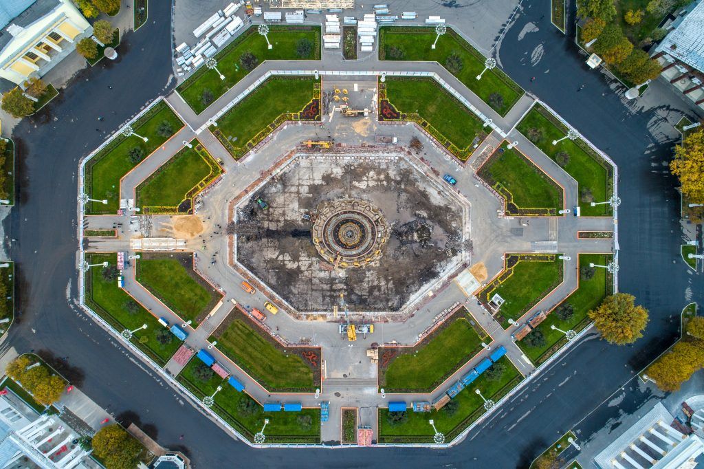 12 октября. Вид сверху на фонтан. Фото: Дмитрий Серебряков/ТАСС