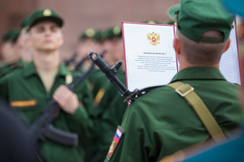 Около 500 новобранцев Семеновского полка приняли присягу у стен Музея Победы